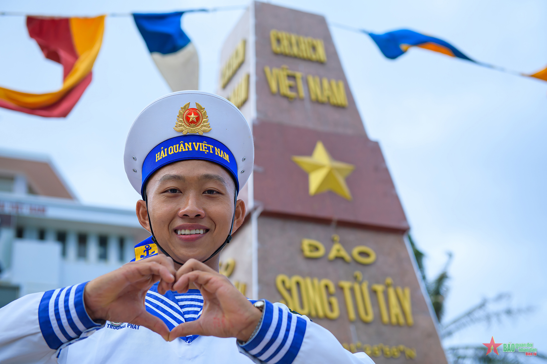 Gửi yêu thương về đất liền